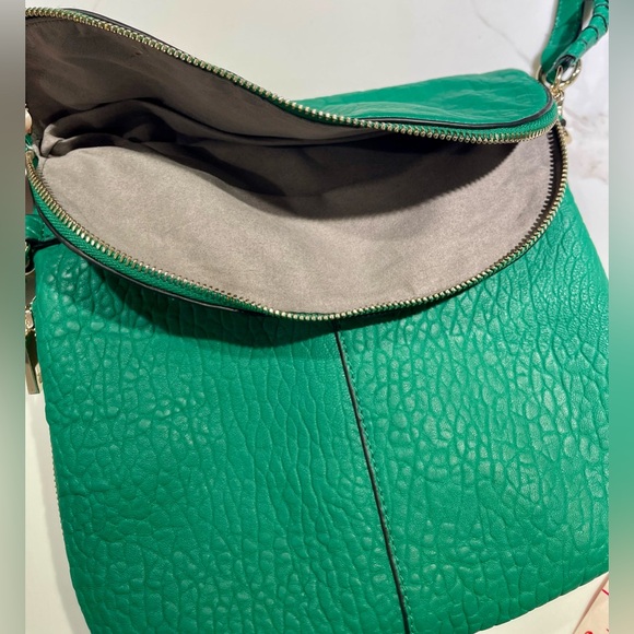 NWT🥰 VINCE CAMUTO Leather Cory crossbody bag, Emerald Isle green/kelly green - Picture 9 of 15